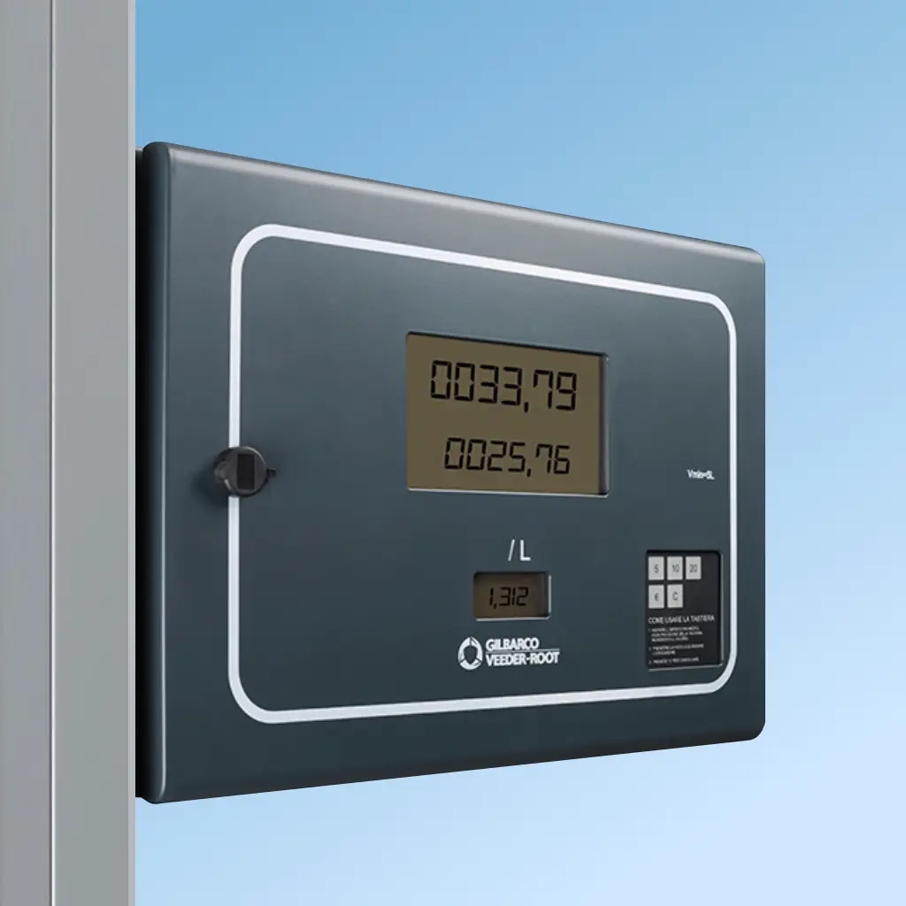 Информационный дисплей Gilbarco SK 700-2 с отображением литров и стоимости топлива.
